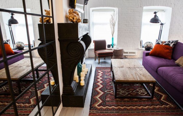 Fioletowy akcent sofy Fioletowa sofa w kawalerce ożywia aranżację salonu z sypialnią, dodając kontrastu.