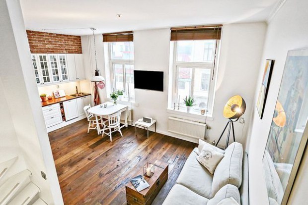 Lustra: Powiększenie przestrzeni Optyczne powiększenie przestrzeni kawalerki dzięki zastosowaniu luster w aranżacji salonu z sypialnią.