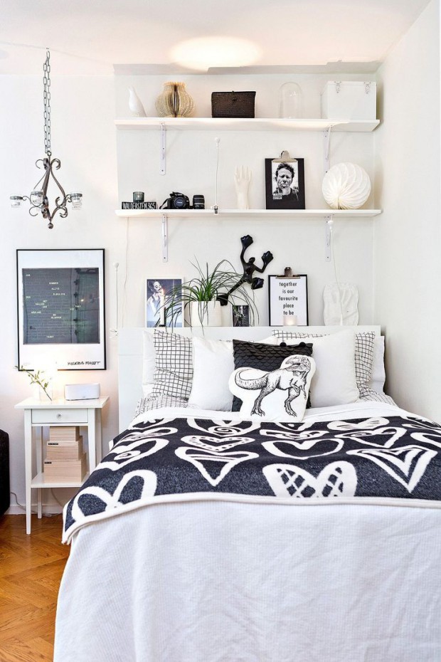 Półki nad łóżkiem Półki nad zagłówkiem łóżka w małej sypialni, idealne do przechowywania w minimalizmie.