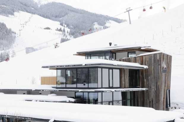 Szklane detale Wiesergut Szklane elementy w nowoczesnym hotelu w Austrii: Wiesergut oferuje przestronne wnętrza i minimalistyczny design.