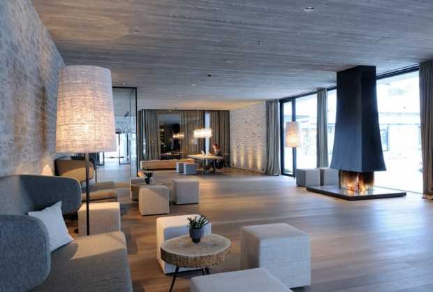 Wiesergut Hotel: Nowoczesność i przestrzeń Nowoczesny hotel Wiesergut w Austrii z szklanymi elementami i przestronnym wnętrzem.