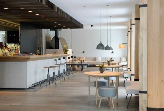 Przestrzeń i Minimalizm Przestronne wnętrze nowoczesnego hotelu w Austrii z elementami minimalistycznymi.