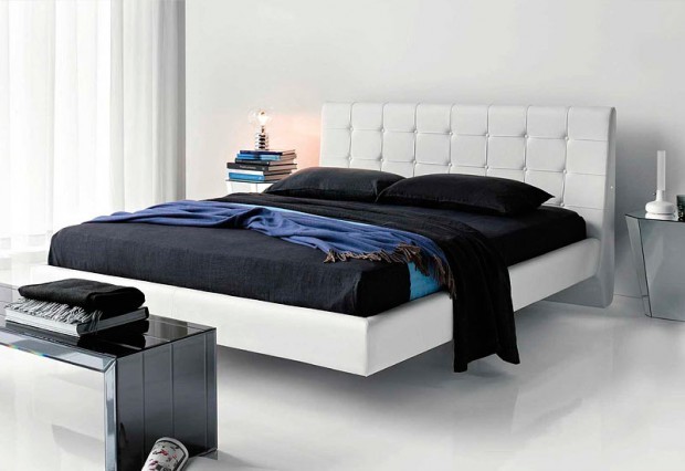 Minimalizm w Sypialni Czarno-biała sypialnia w stylu high-tech, minimalistyczny design i nowoczesne oświetlenie punktowe.