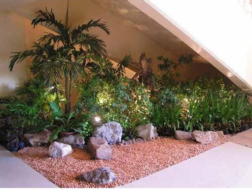 Ogród pod schodami Mały zimowy ogród z roślinami doniczkowymi pod schodami – minimalistyczny design i rośliny