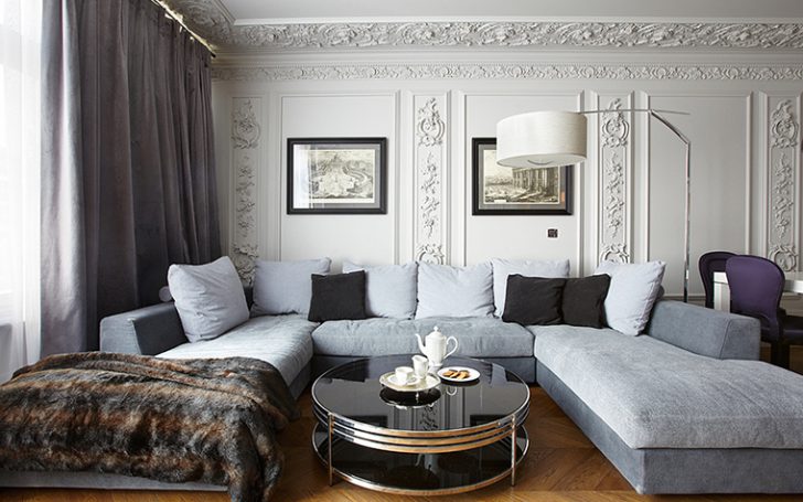 Sztukateria w salonie Delikatna sztukateria na suficie i ścianach w klasycznym salonie 2026.