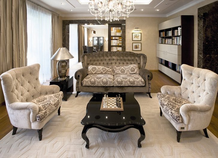 Przepych w klasycznym salonie Pompatyczne dekoracje salonu w klasycznym stylu: bogate zdobienia i luksusowe materiały.