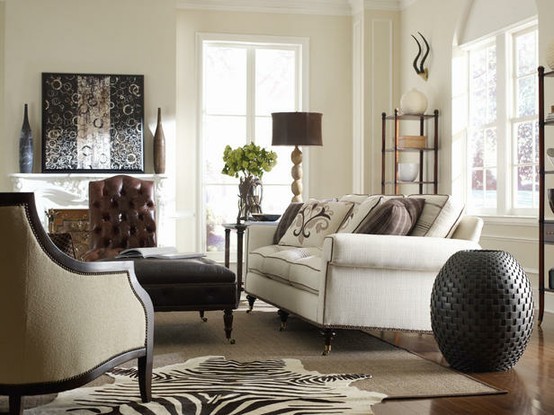 Egzotyczny akcent w salonie Duży wazon podłogowy z egzotycznym ornamentem jako element dekoracyjny w salonie.