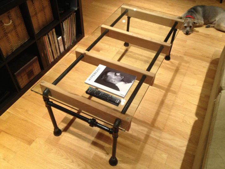 Metalowy stolik loftowy Oryginalny stolik kawowy z metalowym stelażem w salonie w stylu industrialnym 2026