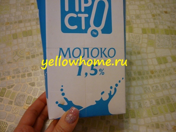 Formowanie kartonu Wycinanie i formowanie podstawy opakowania na prezent z kartonu po mleku.