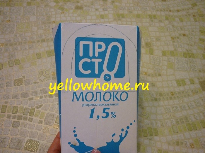 Zaginanie krawędzi Zaginanie brzegów kartonu po mleku w celu uformowania pudełka.