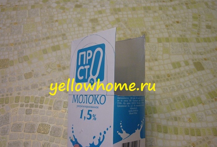 Sklejanie boków Sklejanie krawędzi pudełka prezentowego z kartonu dla wzmocnienia.