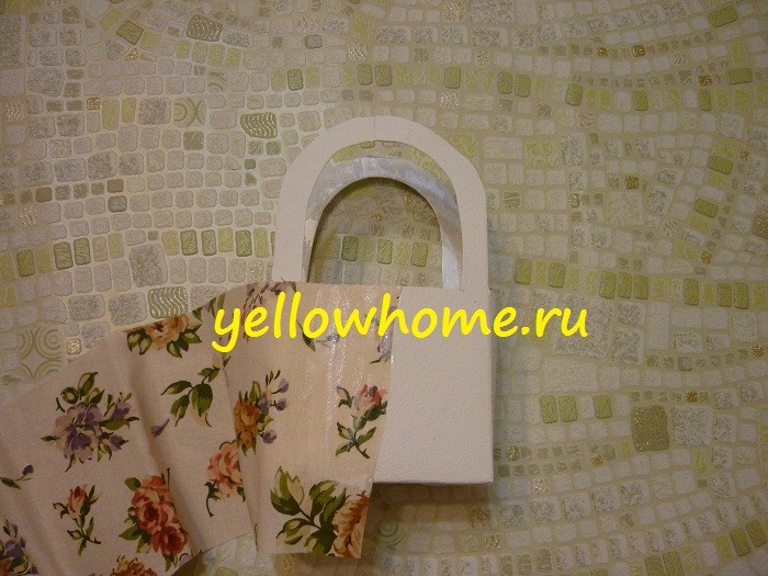 Prezent gotowy Gotowe opakowanie na prezent z kartonu po mleku, ozdobione satynową wstążką.