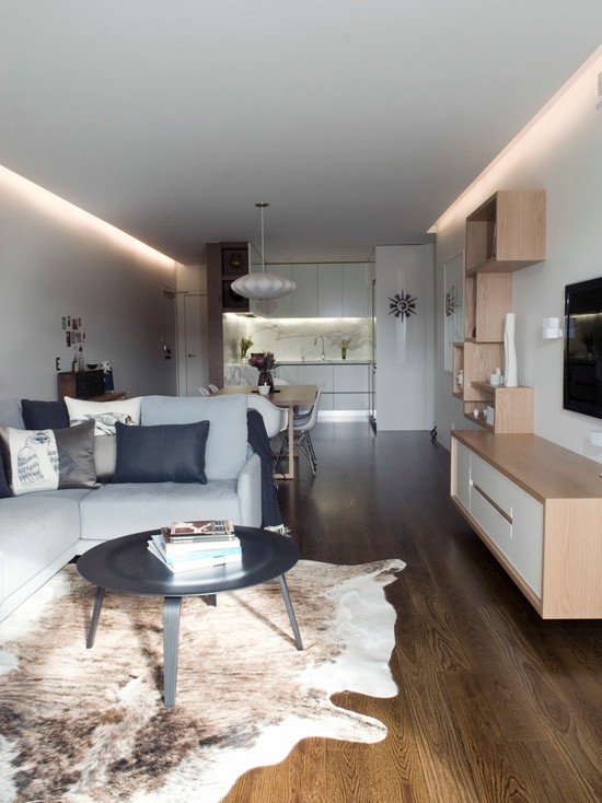 Minimalistyczny wąski pokój Wąski pokój z jasnymi ścianami i minimalistycznym wystrojem, optyczne powiększenie