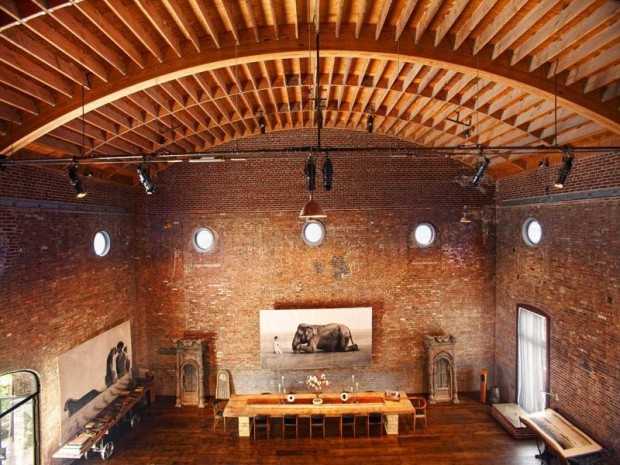 Nowojorski eklektyzm w salonie Eklektyczny salon w Nowym Jorku: połączenie starej architektury i nowoczesnego designu.