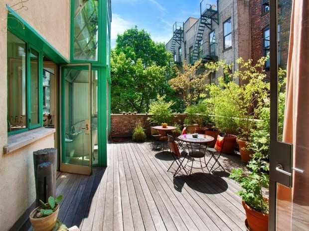 Eklektyczne detale wnętrza Detale wnętrza w eklektycznym stylu w Nowym Jorku: lampa, obraz, designerski fotel.