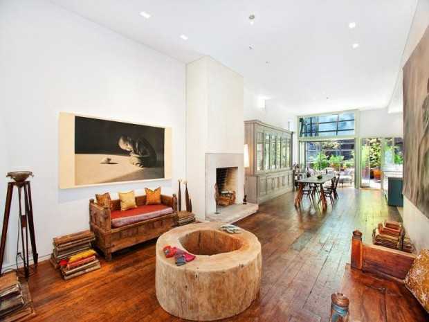 Nowojorska jadalnia eklektyczna Eklektyczna jadalnia w apartamencie w Nowym Jorku: klasyczny stół i nowoczesne krzesła.