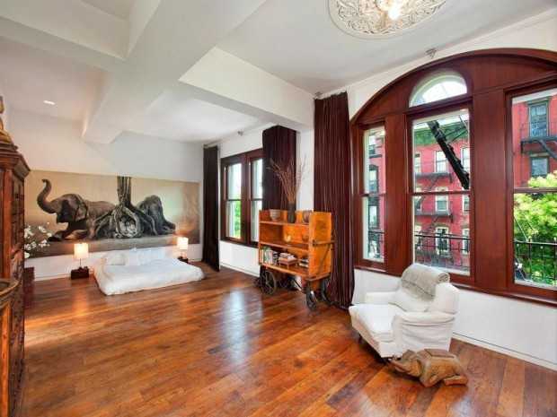 Korytarz: eklektyzm i sztuka Przestronny korytarz w eklektycznym apartamencie w Nowym Jorku: designerskie oświetlenie i sztuka.