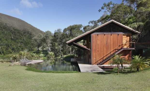 Detale wnętrza brazylijskiej rezydencji z drewna egzotycznego, ukazujące wysoką jakość wykończenia i naturalne światło.