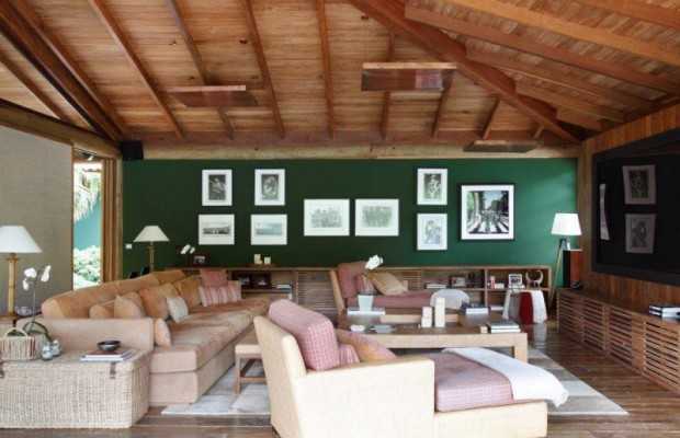 Przestrzeń jadalna w brazylijskiej rezydencji z drewna egzotycznego, oświetlona naturalnym światłem, rok 2026.