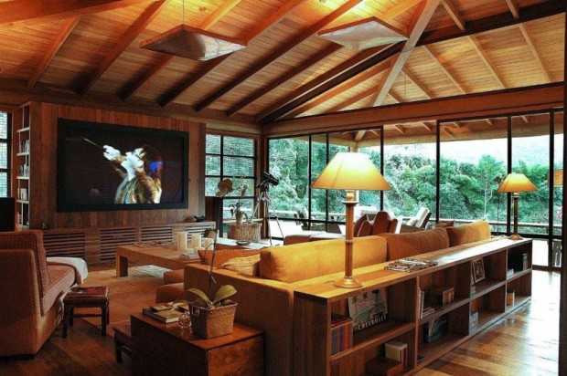 Ekskluzywna rezydencja z drewna egzotycznego w Brazylii: przestronny salon z naturalnym oświetleniem.