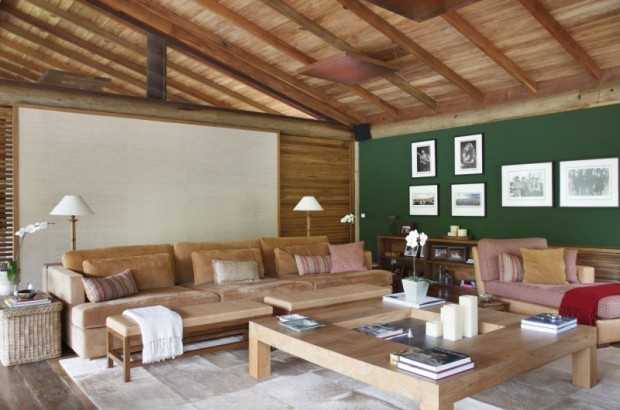 Wielopoziomowa brazylijska rezydencja: schody z egzotycznego drewna łączą różne strefy relaksu.