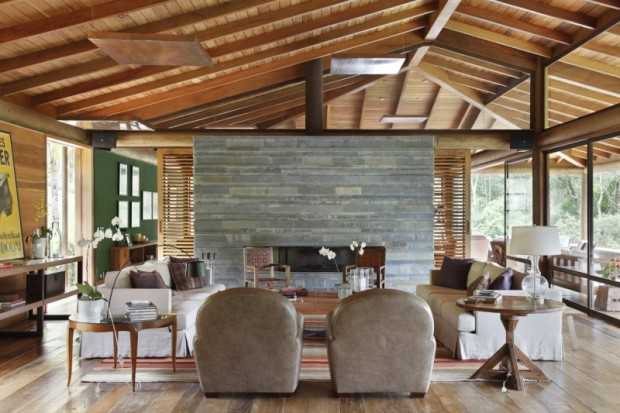 Brazylijska rezydencja z drewna: przestronna kuchnia z wyspą i widokiem na naturę.