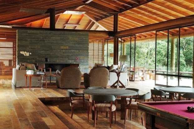 Ekskluzywna rezydencja w Brazylii: sypialnia z panoramicznym oknem i drewnianymi akcentami.