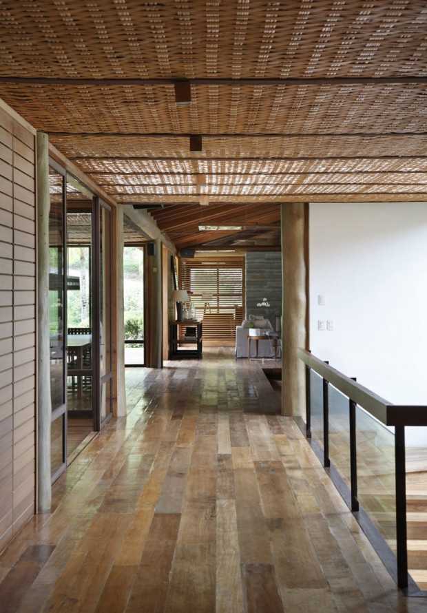 Wielopoziomowa rezydencja w Brazylii: taras z widokiem, drewno egzotyczne i relaks na świeżym powietrzu.