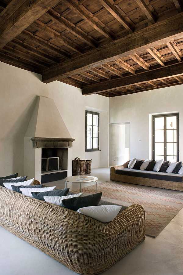 Rustykalny włoski salon Włoski salon z kamiennymi ścianami i rustykalnymi elementami – włoski szyk