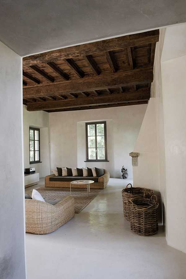 Elegancka włoska kuchnia Nowoczesna włoska kuchnia z marmurowym blatem i minimalistycznymi szafkami – elegancja