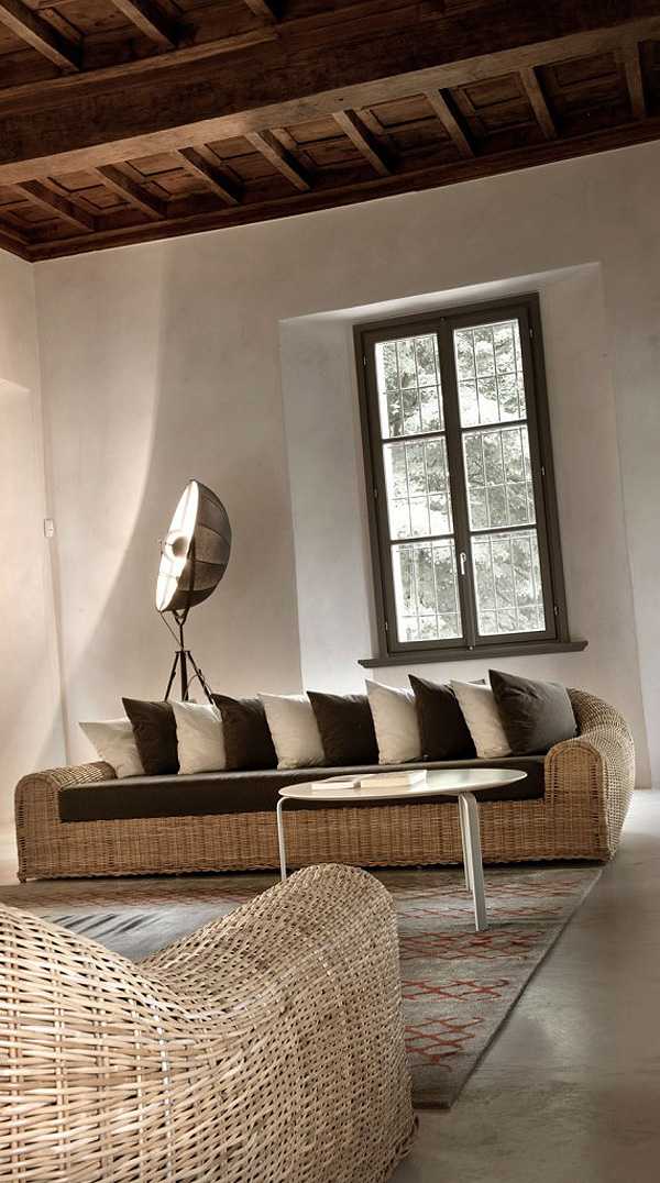 Kontrastowy włoski salon Salon w stylu włoskim z kontrastem bieli i ciemnego drewna – nowoczesność