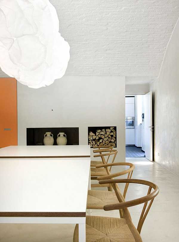 Włoskie detale dekoracyjne Detale włoskiego wnętrza: ceramiczne wazony i ręcznie robione dekoracje – autentyczność