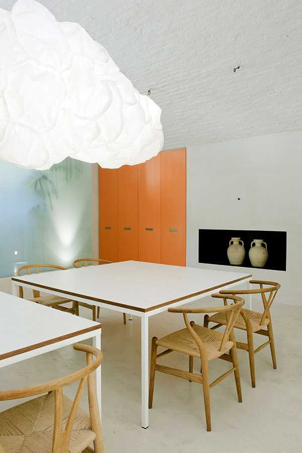 Włoski taras z widokiem Włoski taras z meblami rattanowymi i widokiem na morze – relaks na świeżym powietrzu