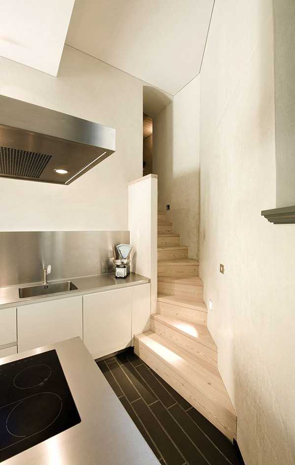 Włoski salon z klasą Wnętrze domu w stylu włoskim: przestronny salon z naturalnym światłem i elementami drewna.