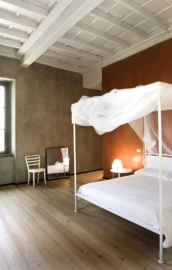 Kontrast: nowoczesność i antyk Kontrasty w aranżacji wnętrz: połączenie nowoczesnych mebli z antycznymi elementami dekoracyjnymi.