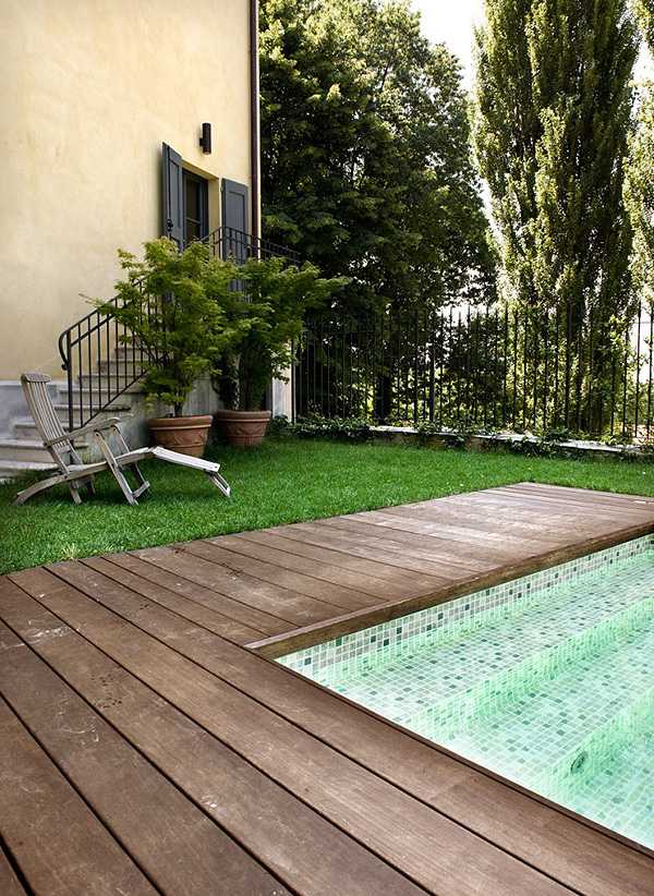 Włoska sypialnia relaksu Włoskie wnętrze domu: komfortowa sypialnia z tekstyliami wysokiej jakości i delikatnym oświetleniem.