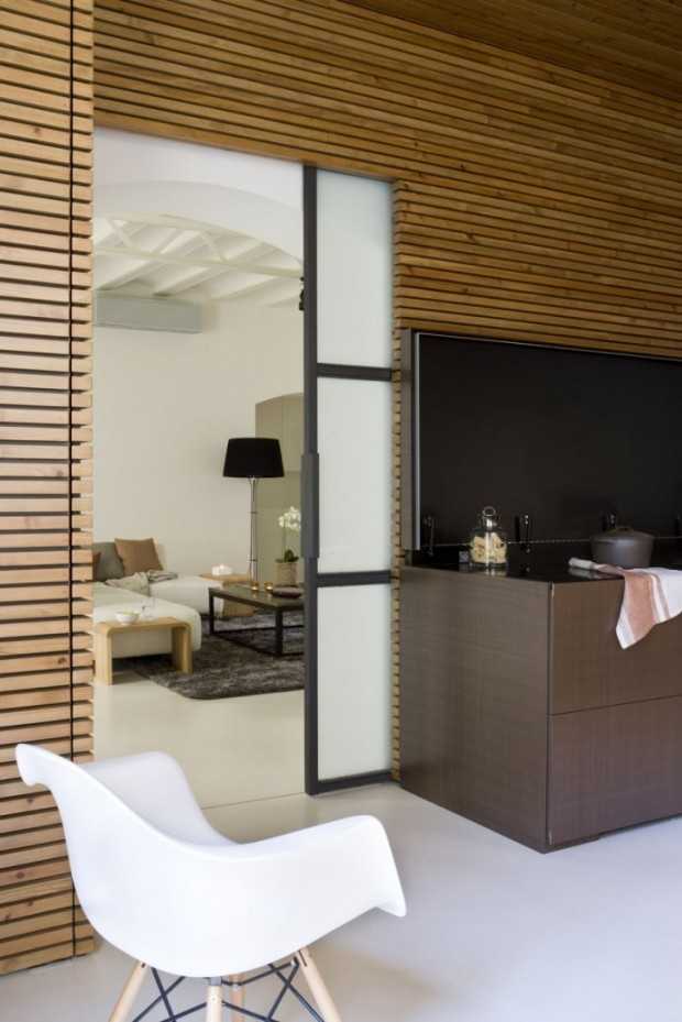 Trwałość i styl Barcelony Aranżacja wnętrz Barcelona 2026: Trwałe meble w otoczeniu jasnych kolorów.