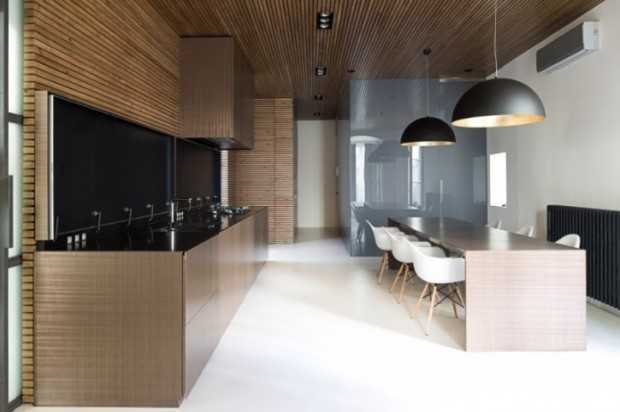 Katalońska paleta barw Jasne kolory wnętrz: Katalońska aranżacja z drewnianymi panelami ściennymi 2026.