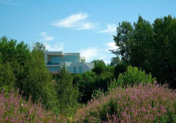 Światło i przestrzeń Jasne wnętrze norweskiego domu z dużymi oknami, nowoczesny design 2026