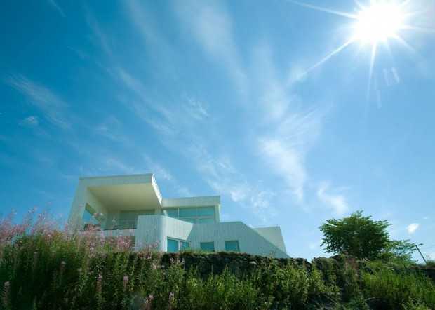 Nowoczesny norweski salon Przestronny salon w norweskim domu z dużymi przeszkleniami i nowoczesnym designem