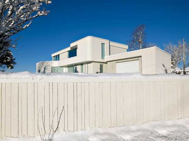 Kuchnia z widokiem Nowoczesna kuchnia w norweskim domu z dużymi przeszkleniami i minimalistycznym designem