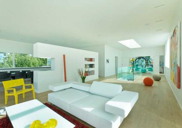 Rodzinna jadalnia Jadalnia w norweskim domu z dużym stołem i krzesłami, jasne kolory