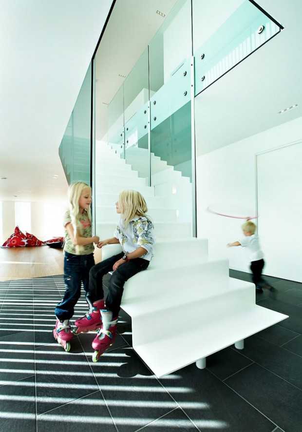 Salon w norweskim stylu Nowoczesny norweski dom z 2026 roku: Przestronny salon z dużymi oknami i jasnymi kolorami.