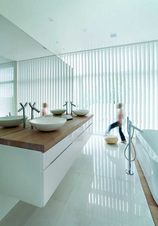 Strefa relaksu w domu Norweski dom 2026: Przestrzeń relaksu z kominkiem i wygodnymi fotelami w jasnych kolorach.