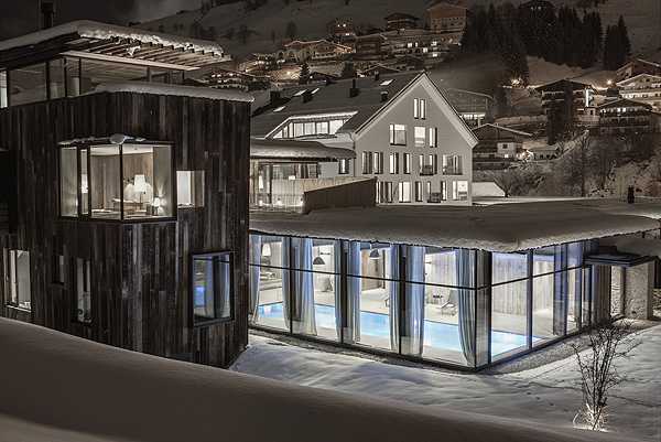 Wiesergut: Drewniany akcent Architektura hotelowa 2026: Nowoczesny design z drewnianymi elementami w hotelu Wiesergut.