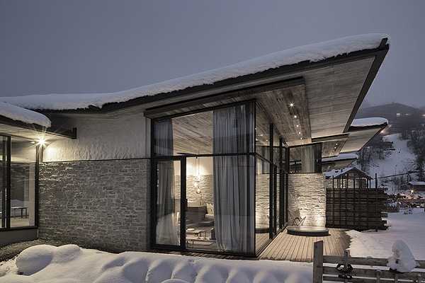 Austriacki minimalizm Wiesergut Hotel Wiesergut: Drewniane podłogi i minimalistyczny design w nowoczesnym austriackim hotelu.