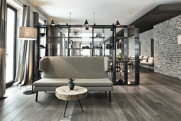 Wiesergut: Widok na Alpy Hotel Wiesergut: Szklane fasady i widok na Alpy w nowoczesnym austriackim hotelu.