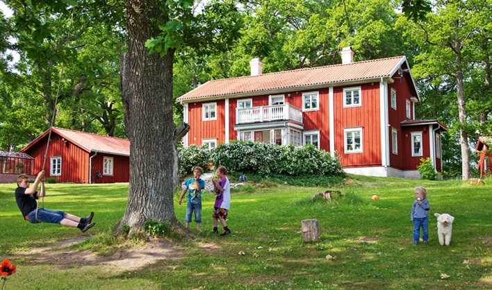 Klasyczny norweski dom Norweski dom w stylu klasycznym z drewnianymi wykończeniami i rustykalnym designem.