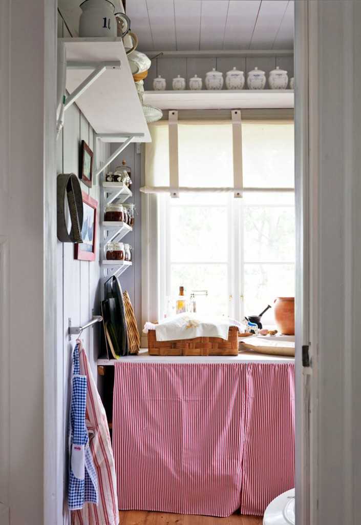 Norweski salon z kominkiem Przestronny norweski salon z kominkiem i elementami rustykalnego wystroju.