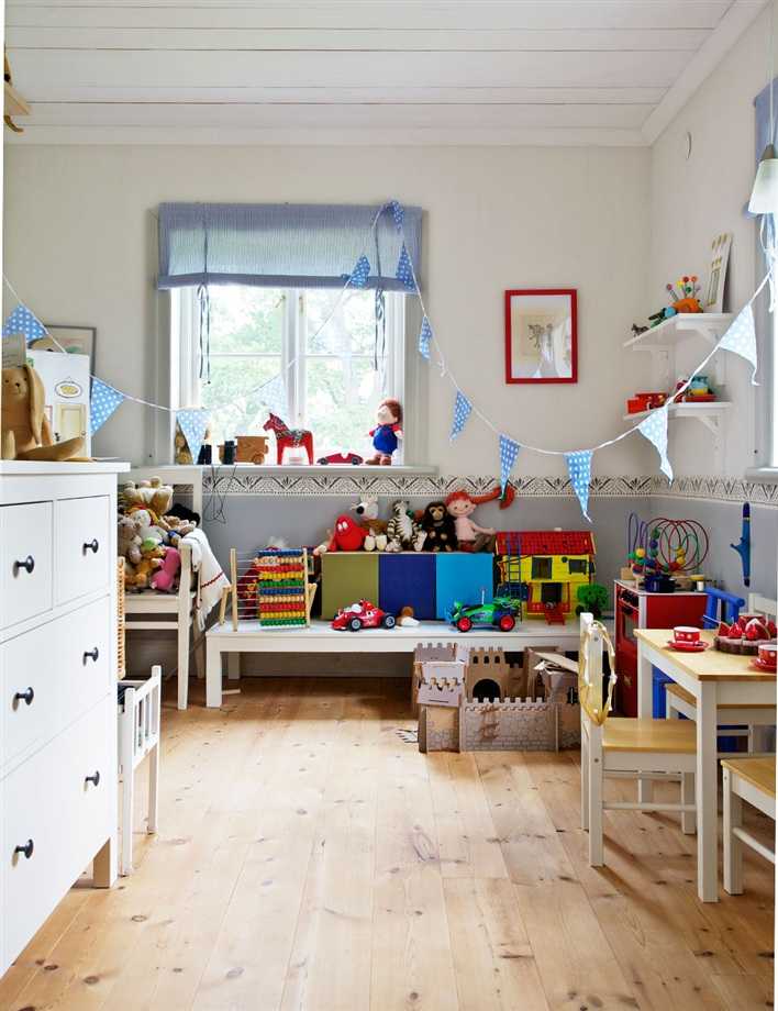 Drewniane detale 2026 Detale drewnianego wykończenia w klasycznym norweskim domu, rok 2026.